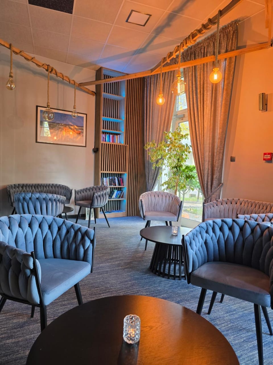 Restaurant/places to eat, Lounge or bar