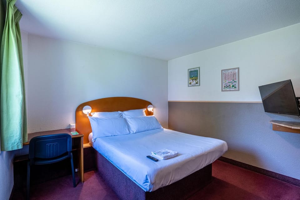 Bed, TV and multimedia, Photo of the whole room, Bedroom, towels