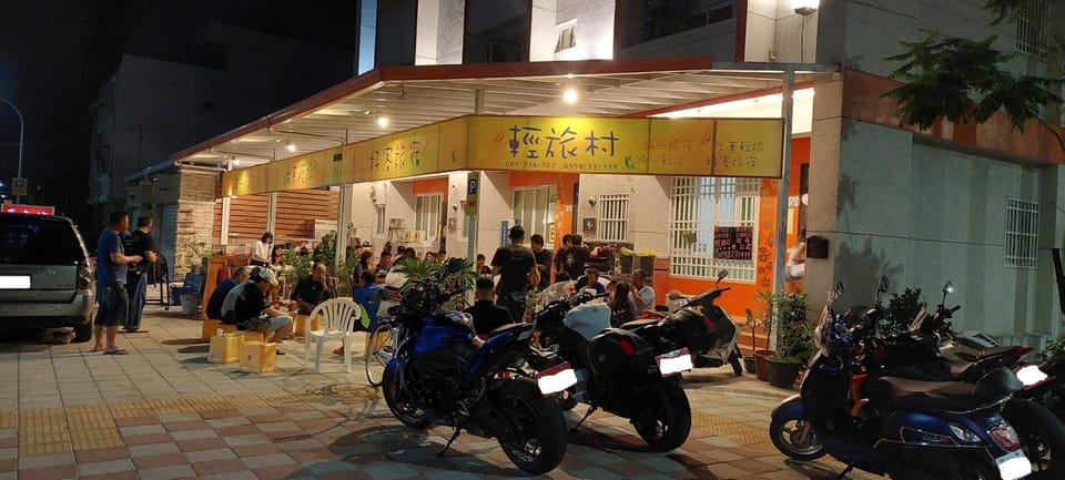 Property building, Patio, Evening entertainment, group of guests