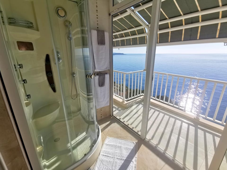 Shower, Balcony/Terrace, Sea view