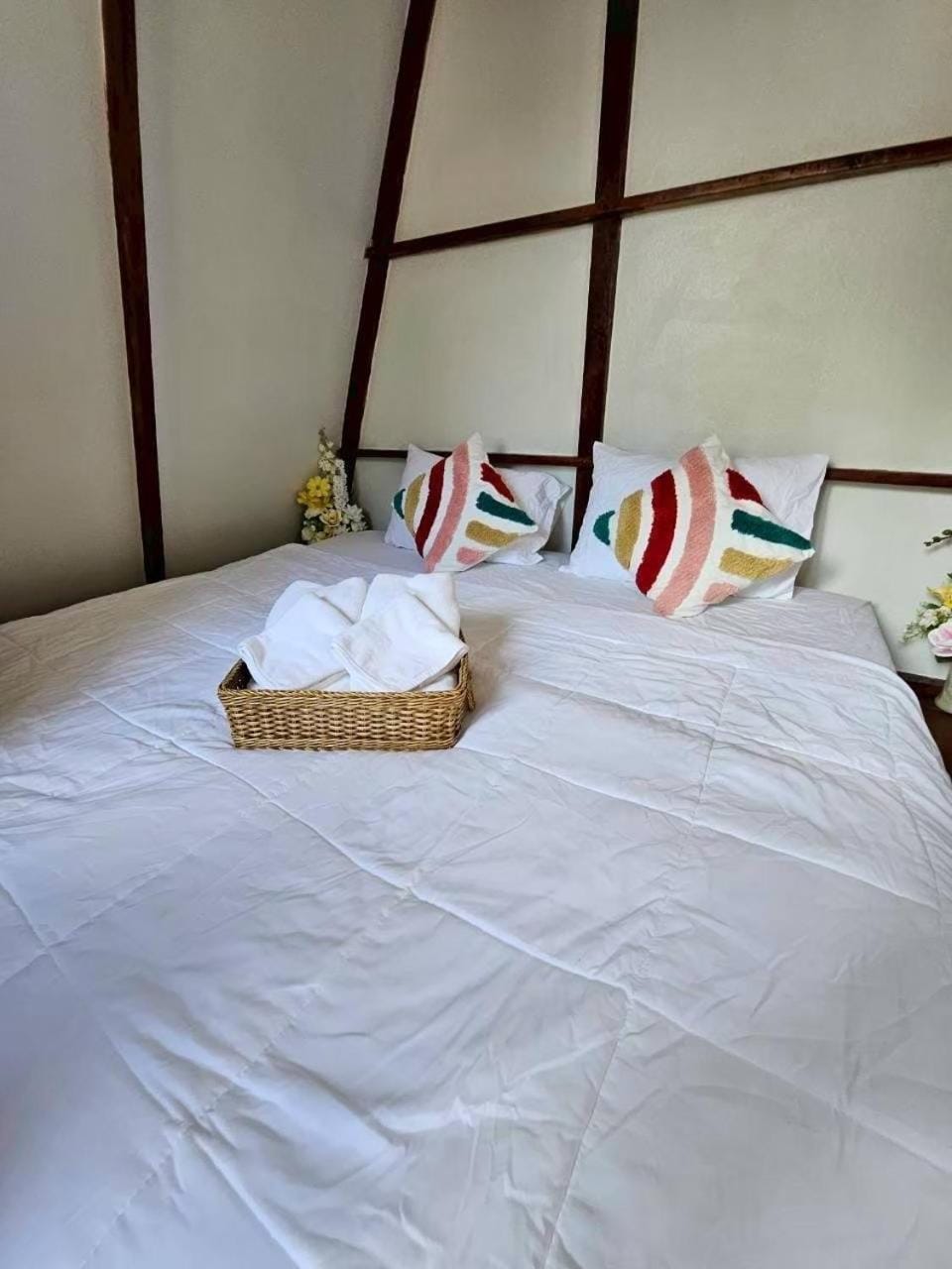 Photo of the whole room, Bedroom, towels