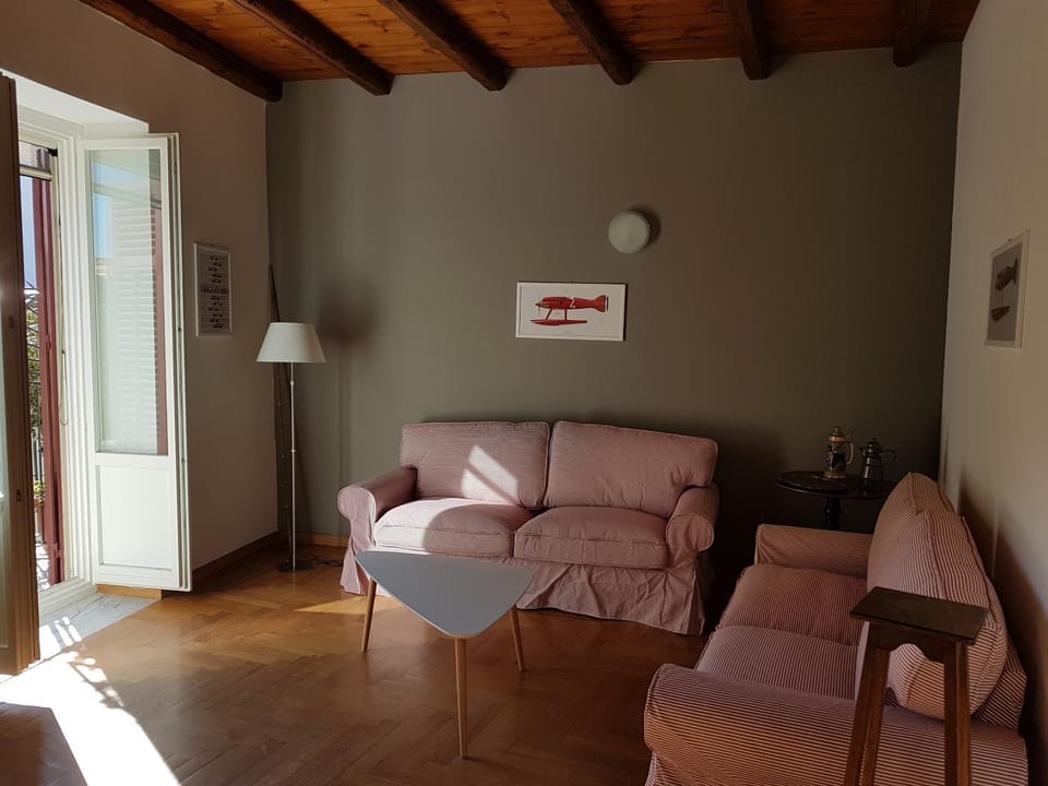 Communal lounge/ TV room, Living room, Seating area