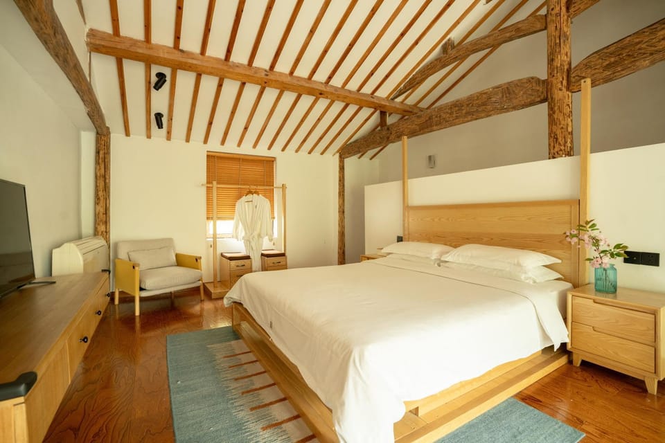 TV and multimedia, Decorative detail, Seating area, Bedroom, air conditioner