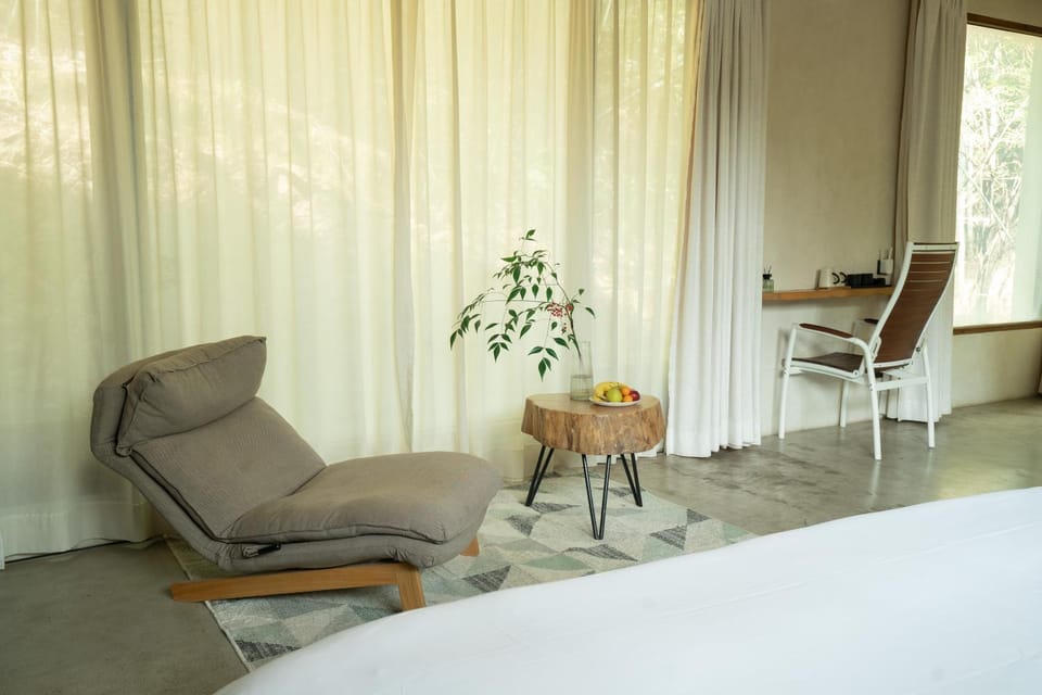 Photo of the whole room, Decorative detail, Seating area