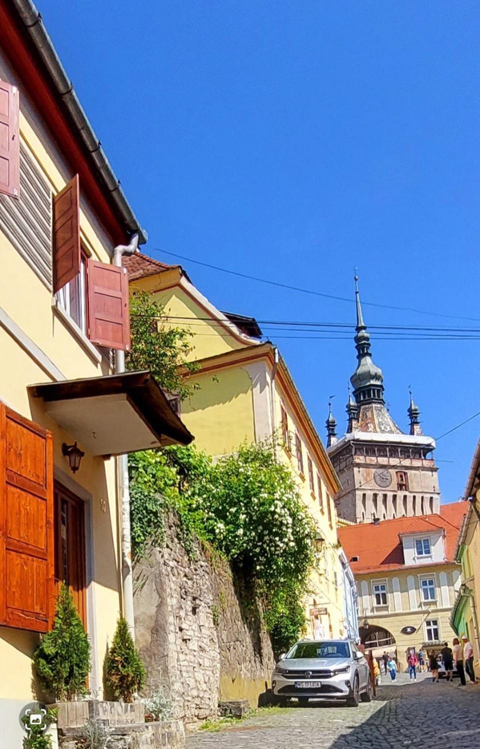 Property building, Day, Neighbourhood, City view, Landmark view, Street view, Location, Parking