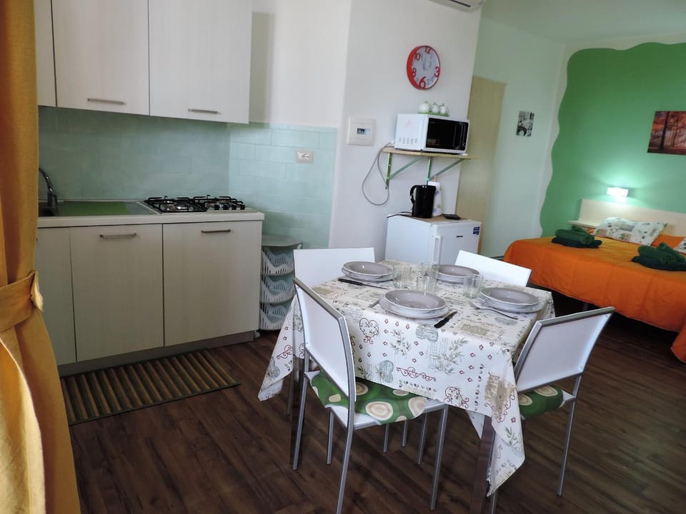 Kitchen or kitchenette, Dining area, Bedroom