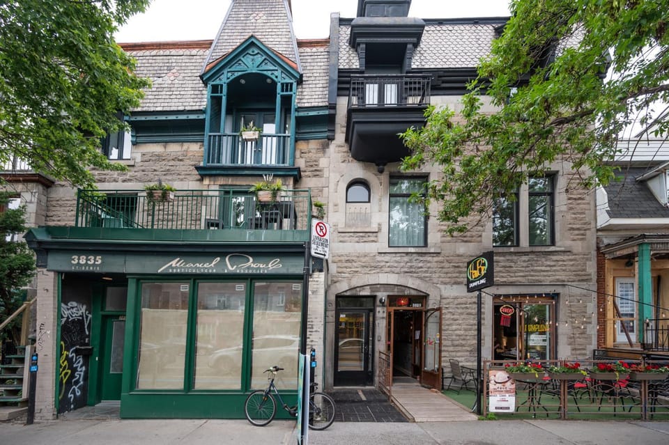 Montreal Styled 2 BR Apartment on St-Denis Street Apartment in Laval
