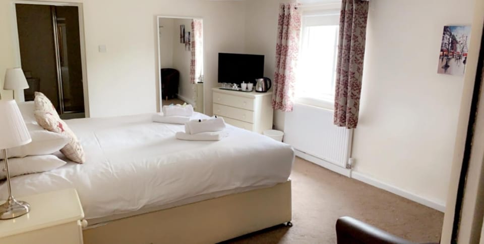 Bed, TV and multimedia, Photo of the whole room, Bedroom