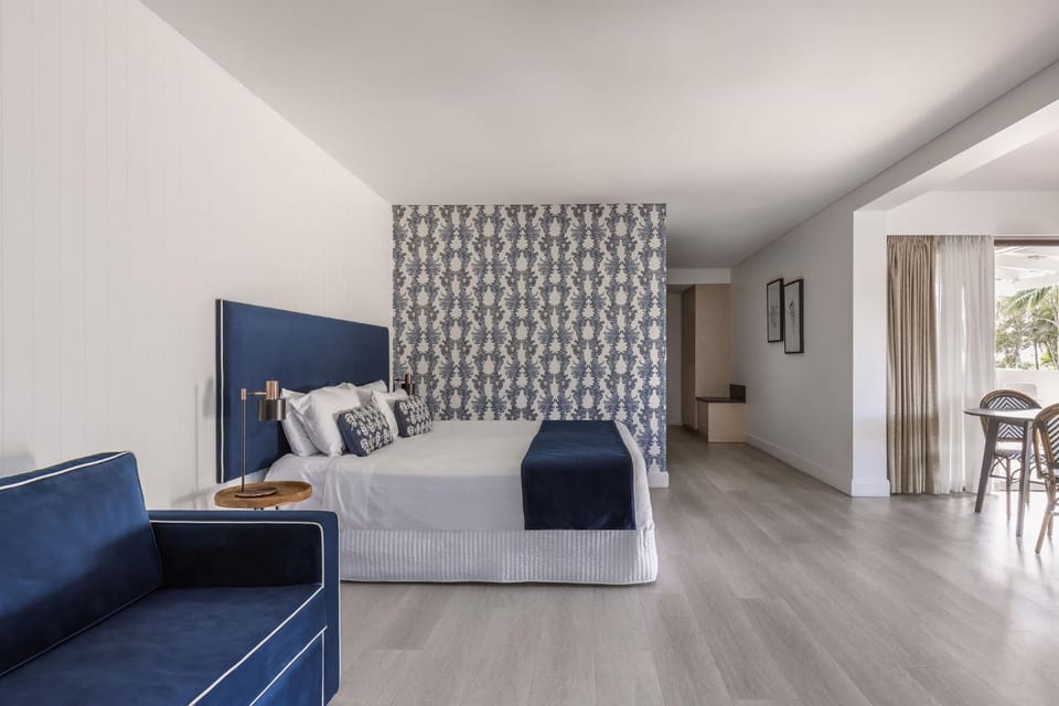 Shower, Balcony/Terrace, Living room, Seating area, Dining area, Bedroom, Bath, minibar