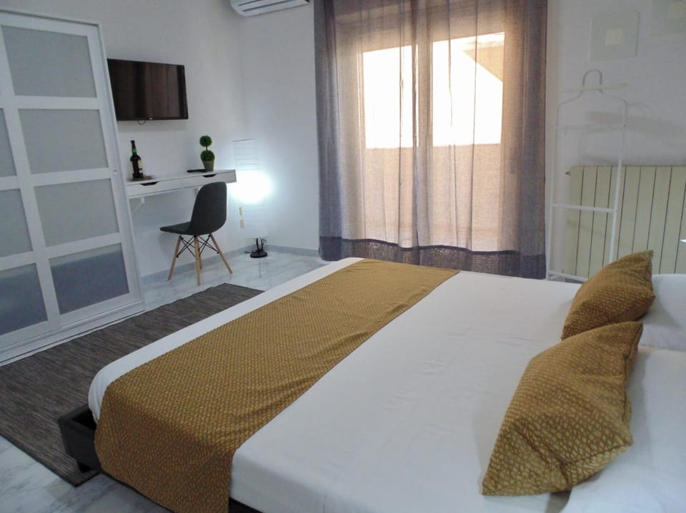 TV and multimedia, Photo of the whole room, Decorative detail, Bedroom