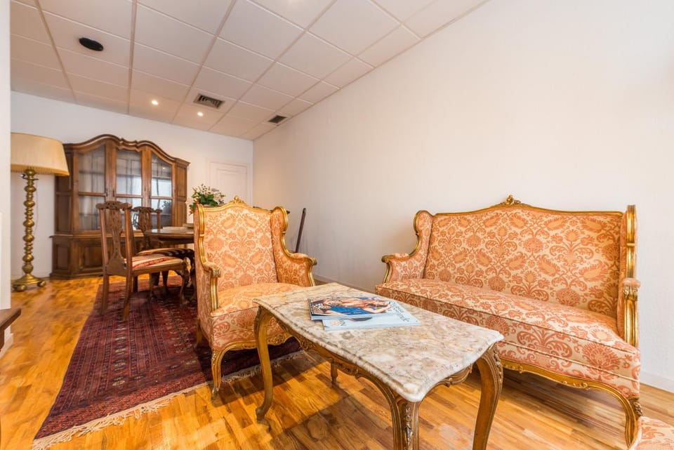 Communal lounge/ TV room, TV and multimedia, Photo of the whole room, Seating area, Dining area