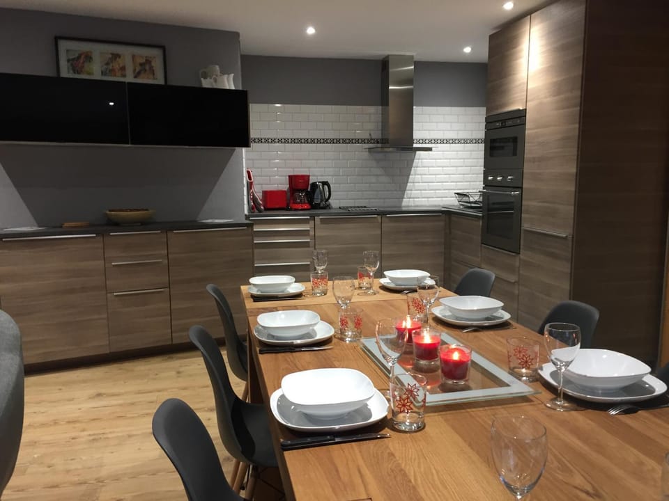 Kitchen or kitchenette, Dining area