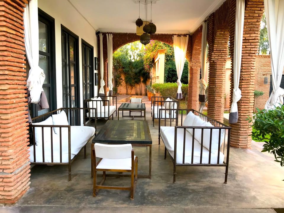 Property building, Patio, Garden, Balcony/Terrace, Seating area, Dining area