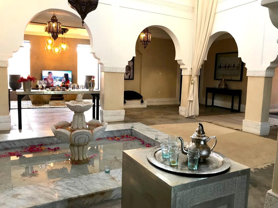 Coffee/tea facilities, Living room, Seating area, Breakfast