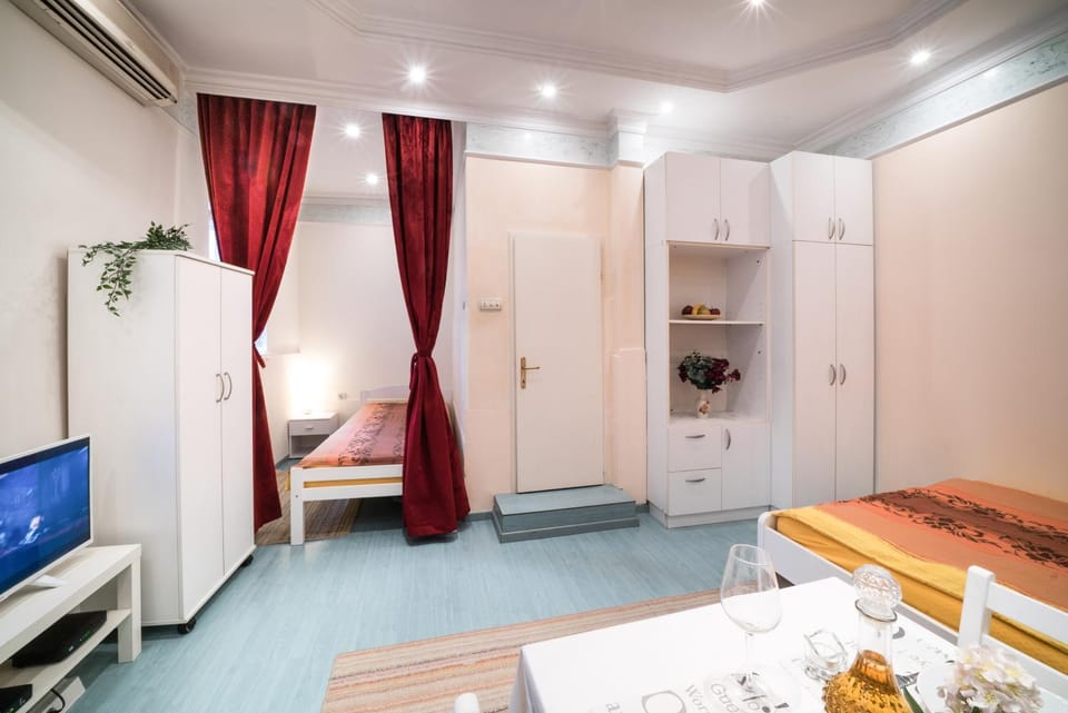 Bed, TV and multimedia, Living room, Photo of the whole room, Seating area, Bedroom