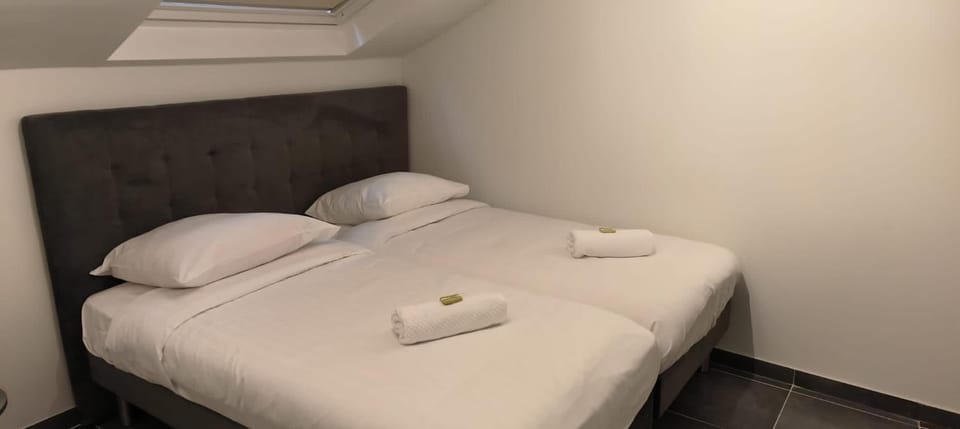 Bedroom, towels