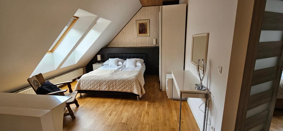 Apartament typu Penthouse dwupoziomowy z wanną, tarasem oraz pięknymi widokami na góry Apartment in Lower Silesian Voivodeship