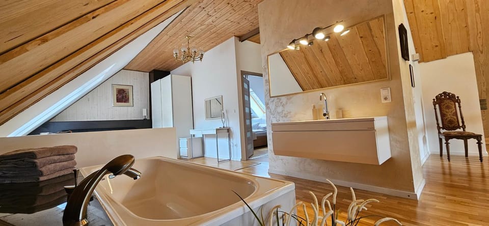Apartament typu Penthouse dwupoziomowy z wanną, tarasem oraz pięknymi widokami na góry Apartment in Lower Silesian Voivodeship