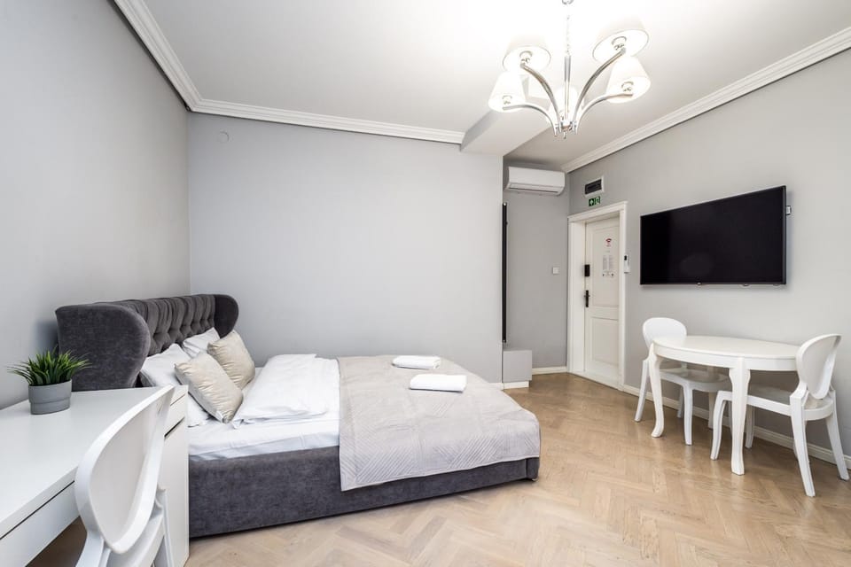 Bed, TV and multimedia, Photo of the whole room