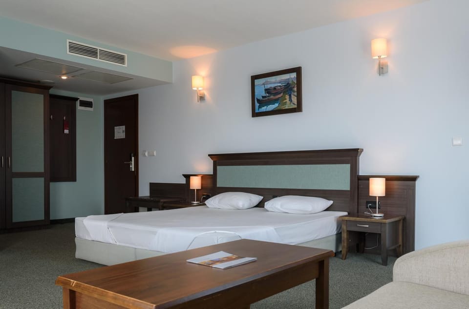 Bed, Living room, Photo of the whole room, Seating area, Bedroom, air conditioner