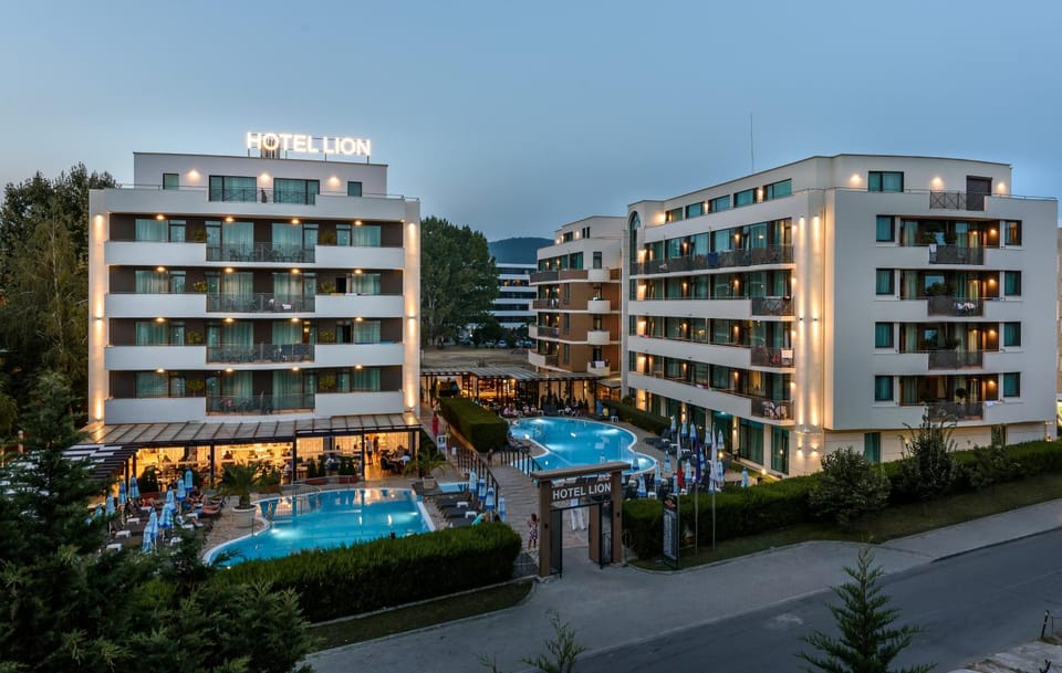 Property building, Facade/entrance, Pool view, Swimming pool, sunbed