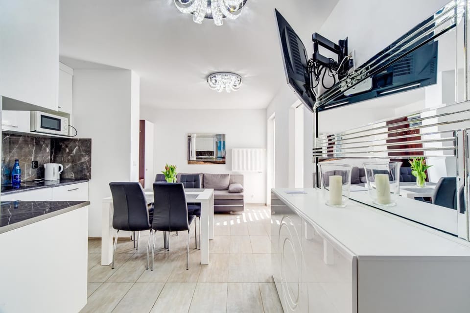 Kitchen or kitchenette, Living room, Seating area, Dining area