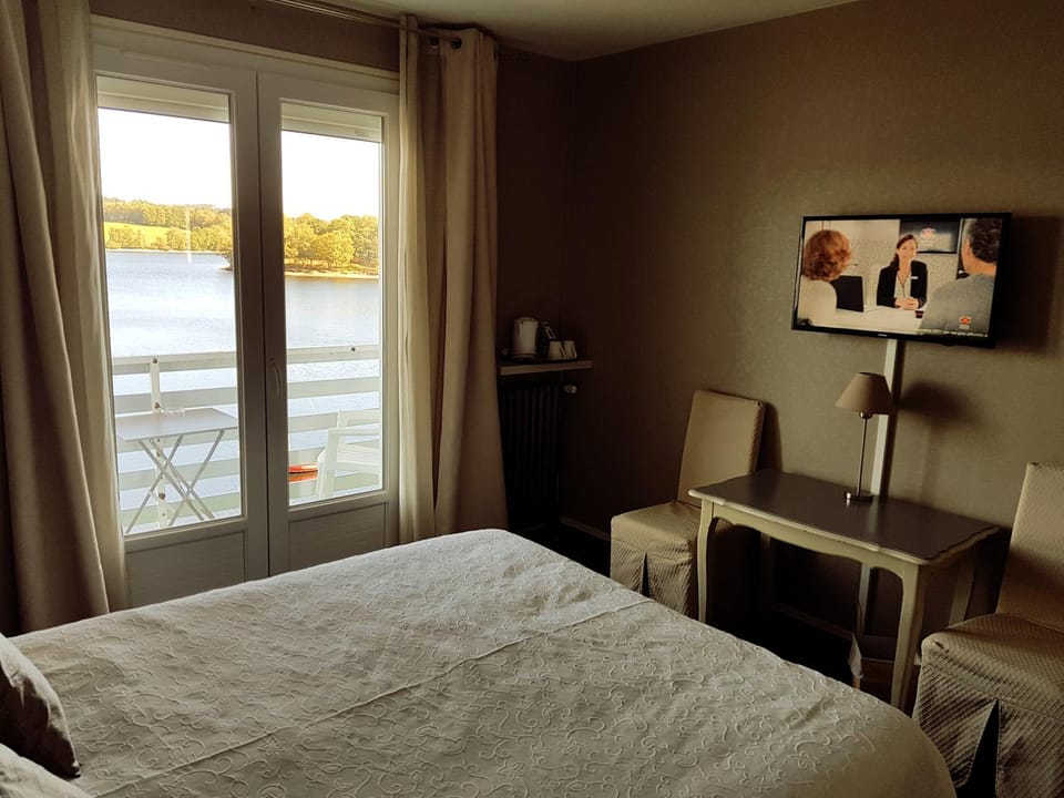 Photo of the whole room, Lake view