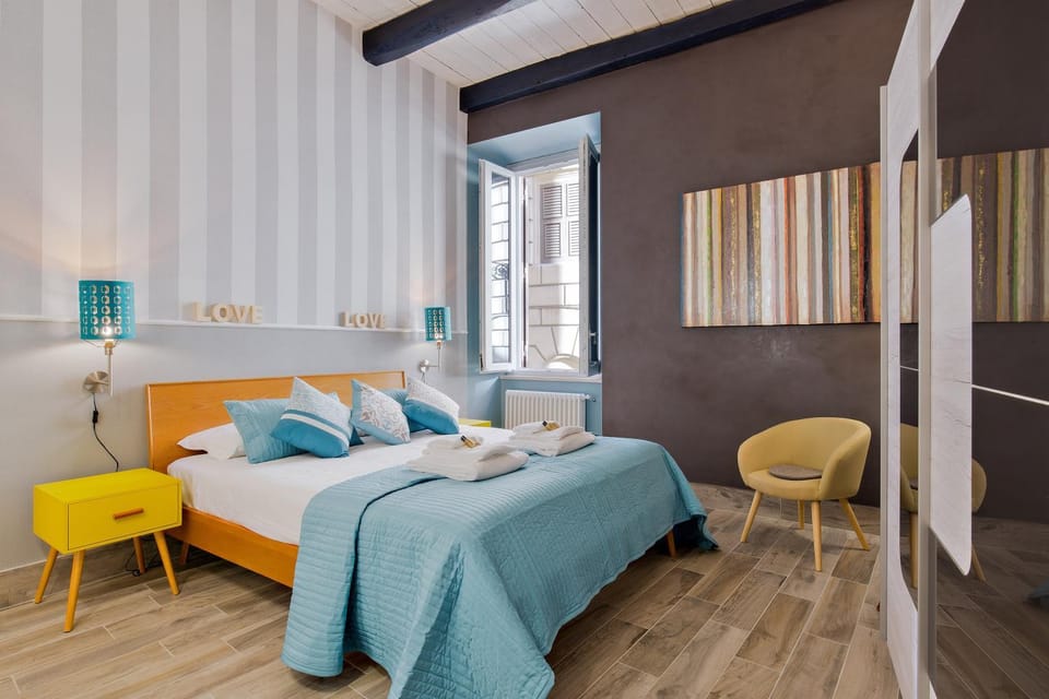 Photo of the whole room, Bedroom