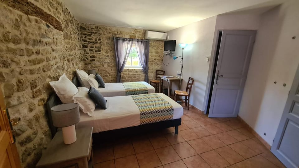 Property building, Bed, Photo of the whole room