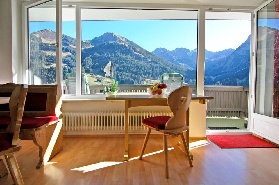 Balcony/Terrace, Living room, Mountain view