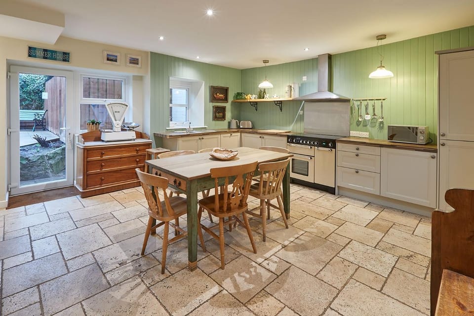 Dining area, kitchen