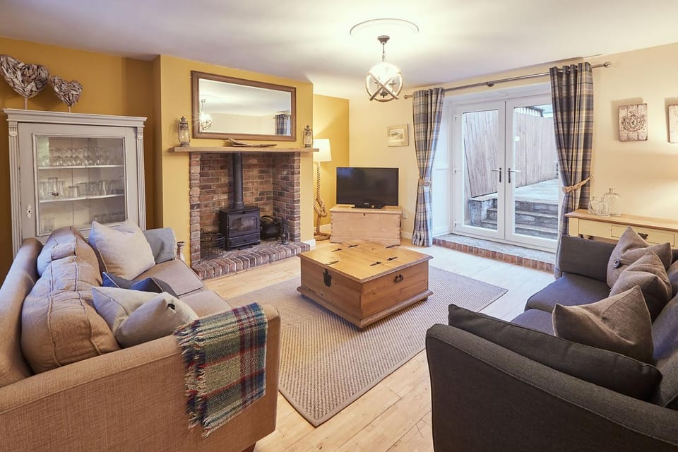 Lounge or bar, Family, fireplace