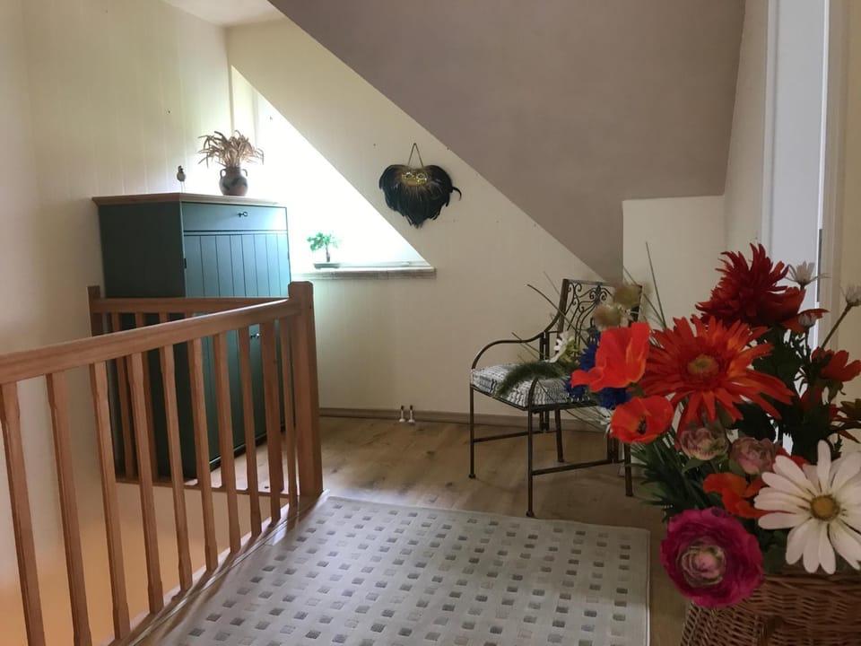 Photo of the whole room, Decorative detail