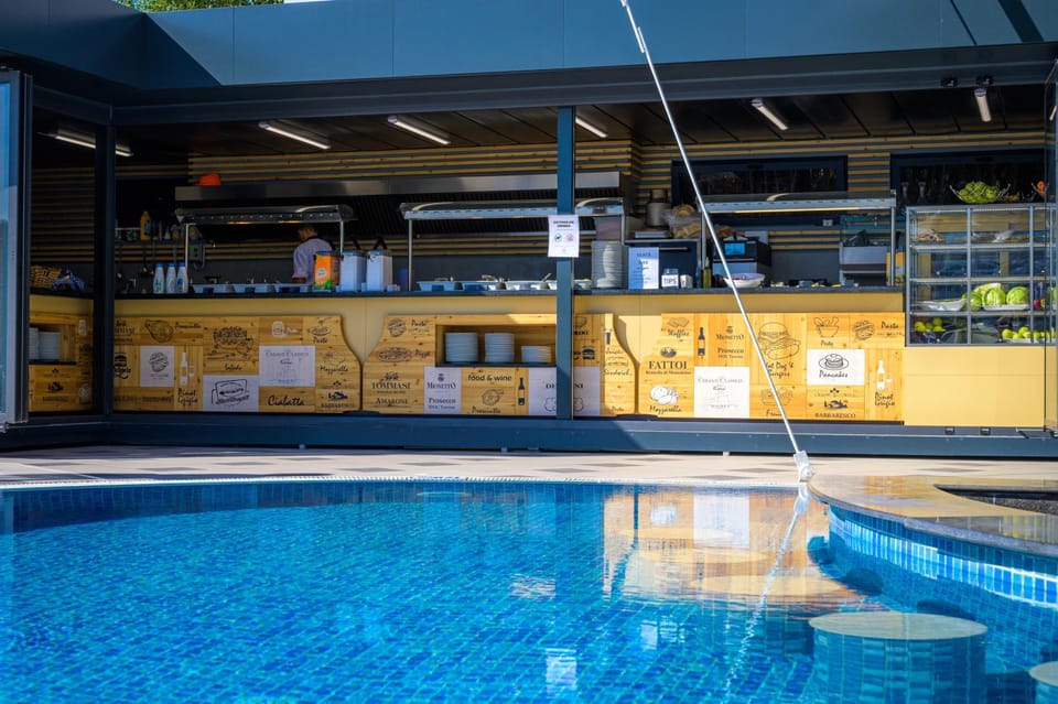 Restaurant/places to eat, Pool view, Swimming pool, Breakfast