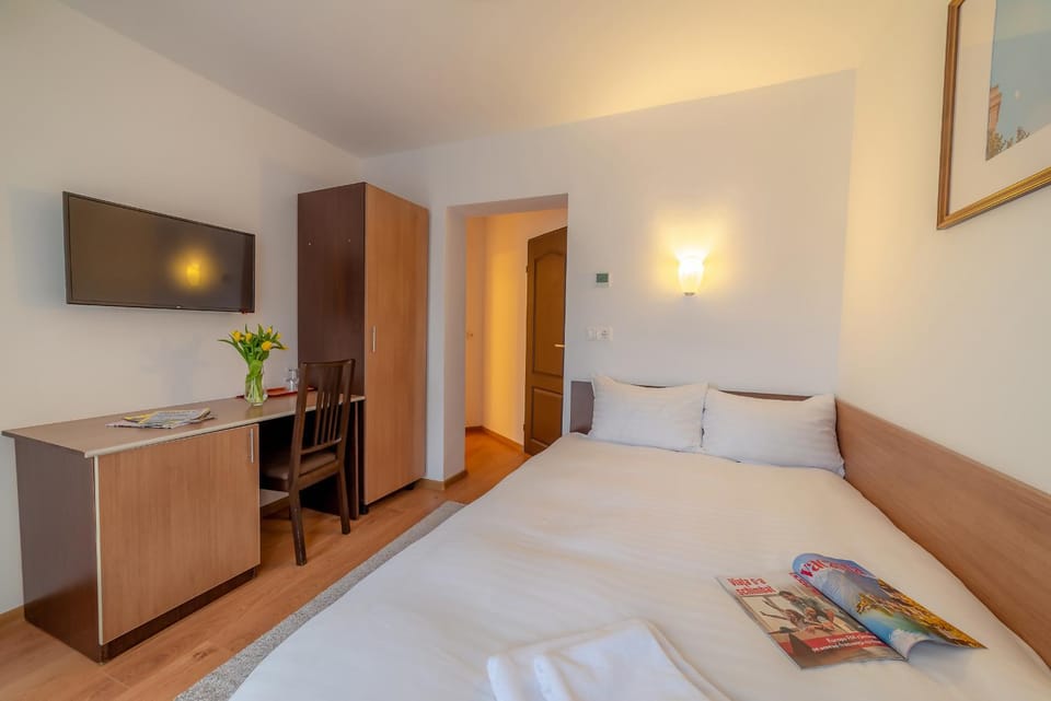 Bed, TV and multimedia, Photo of the whole room, Bedroom