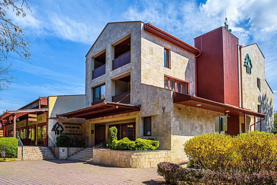 Property building, Facade/entrance, Day, On site, Location, Parking