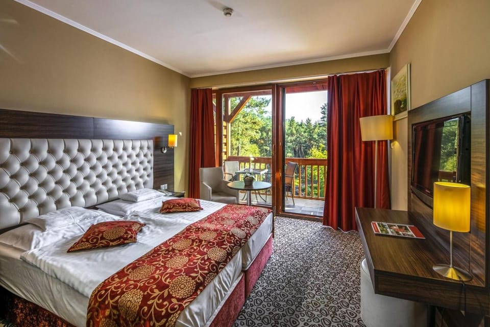 Bed, TV and multimedia, View (from property/room), Balcony/Terrace, Photo of the whole room, Decorative detail, Bedroom, Family