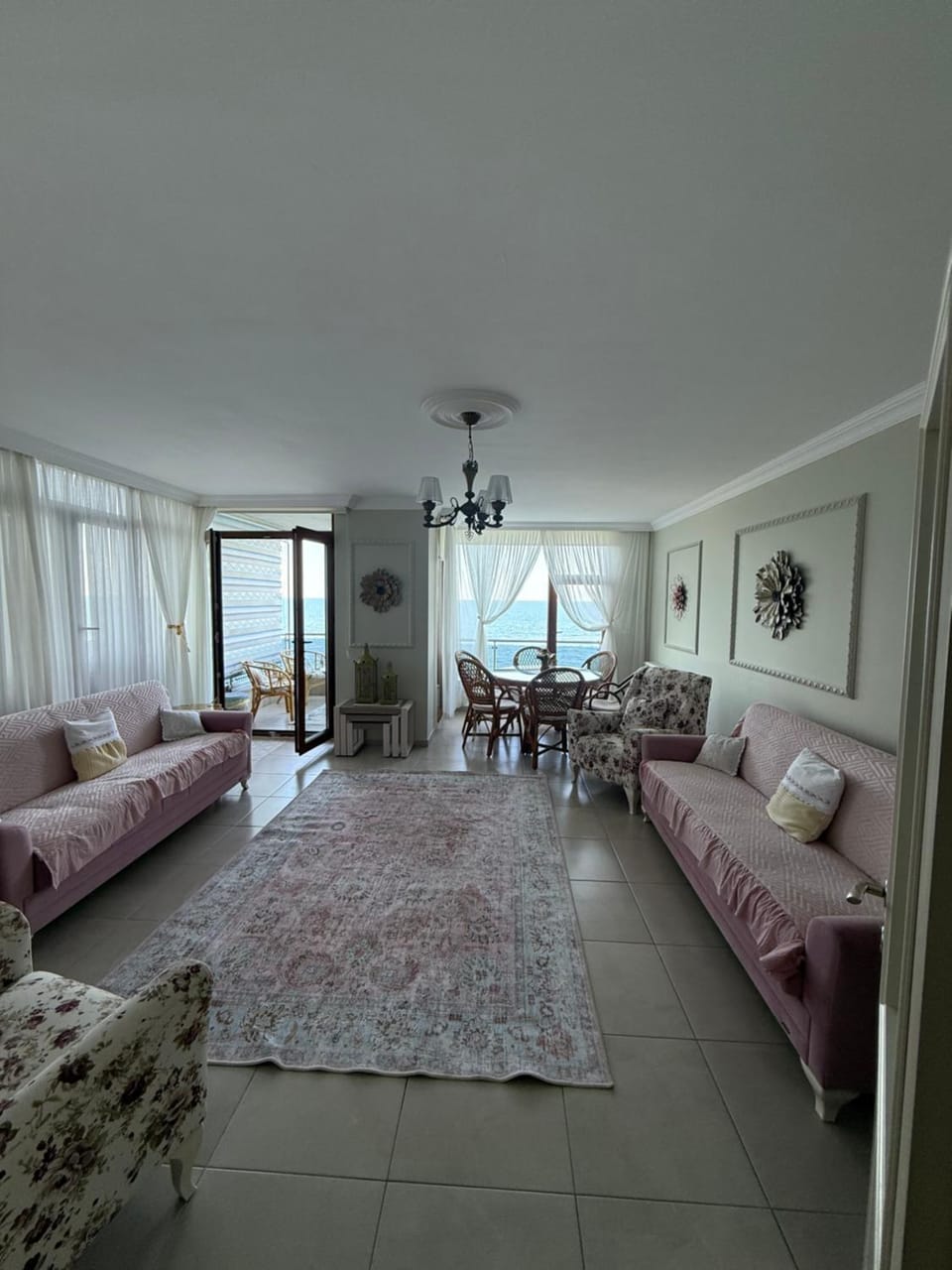 Living room, Photo of the whole room