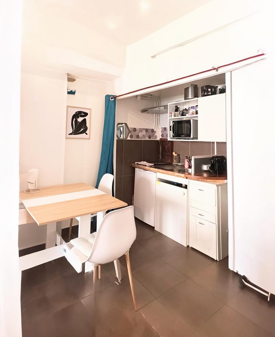 Kitchen or kitchenette, Dining area, stove