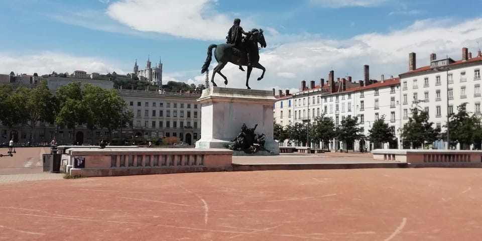 Nearby landmark, Landmark view