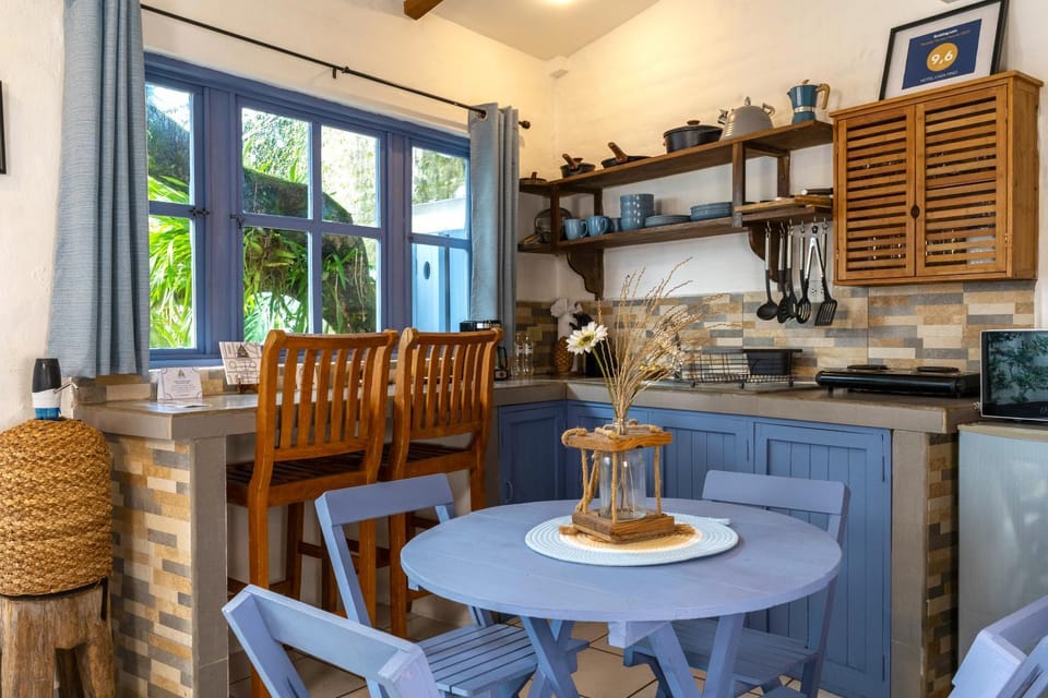 Kitchen or kitchenette, Living room, Seating area, Dining area, pet friendly