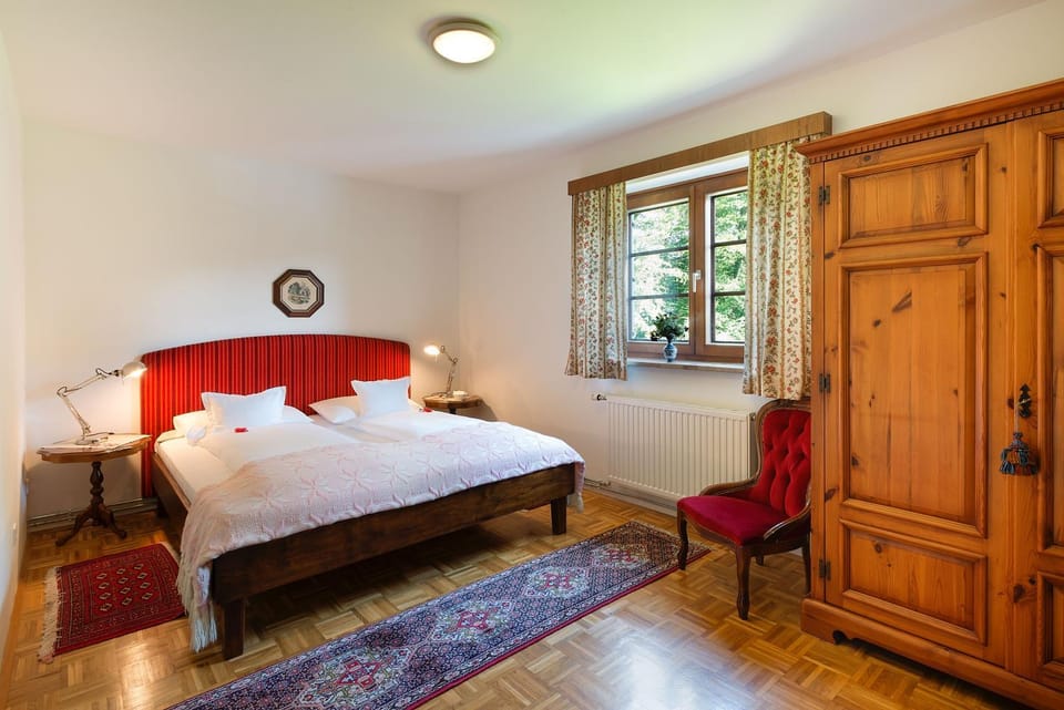 Photo of the whole room, Garden view