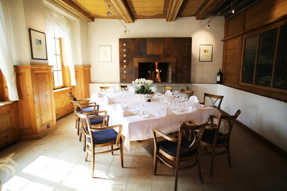 Restaurant/places to eat, Dining area