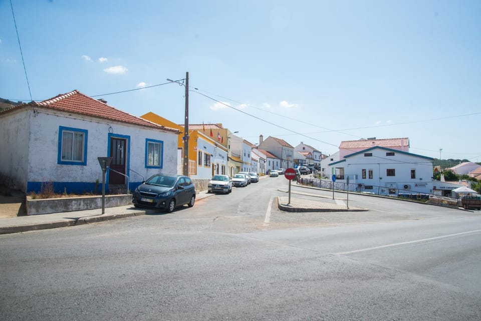 Neighbourhood, Location
