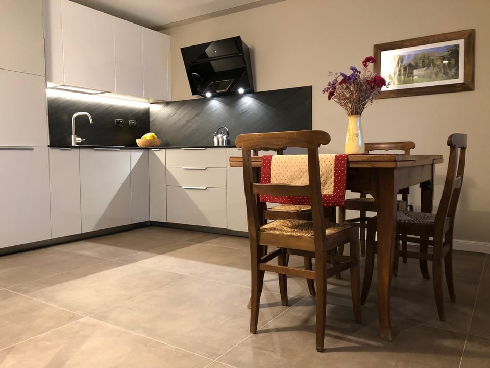 Kitchen or kitchenette, Dining area