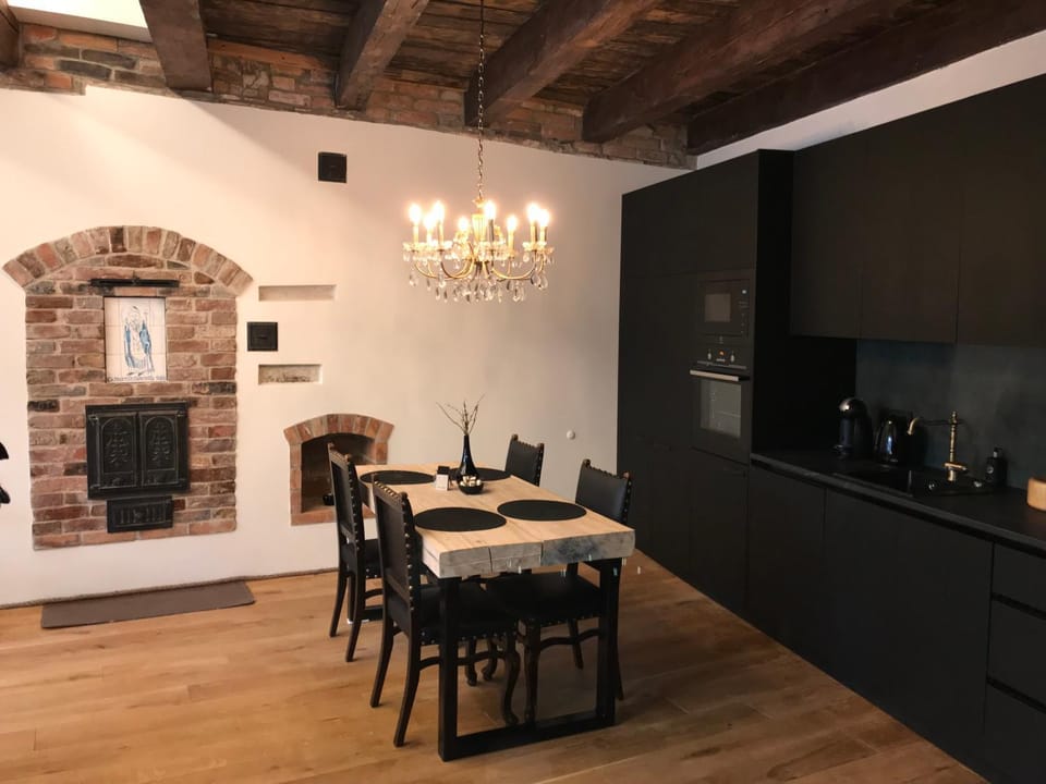 Coffee/tea facilities, Kitchen or kitchenette, Seating area, Dining area