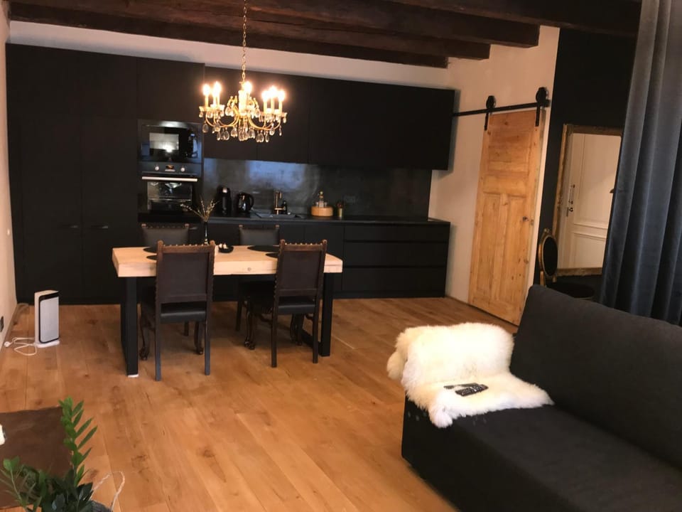 Coffee/tea facilities, Kitchen or kitchenette, Living room, Seating area, Dining area