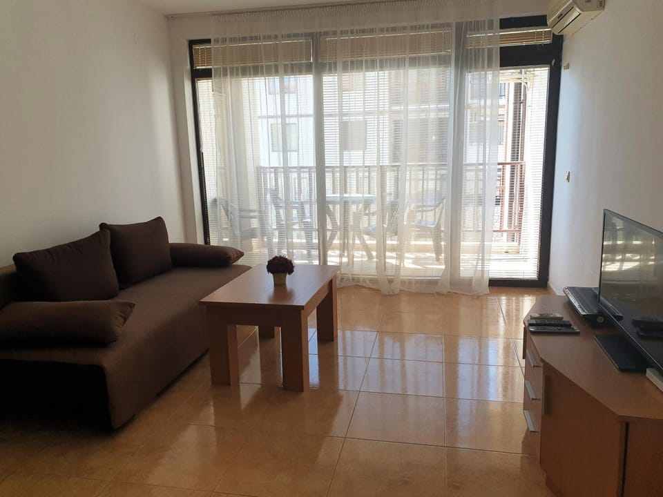 TV and multimedia, Living room, Seating area, air conditioner