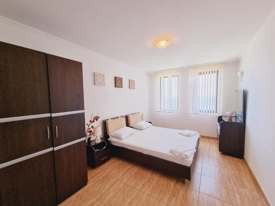 Bed, TV and multimedia, Photo of the whole room, Bedroom, wardrobe