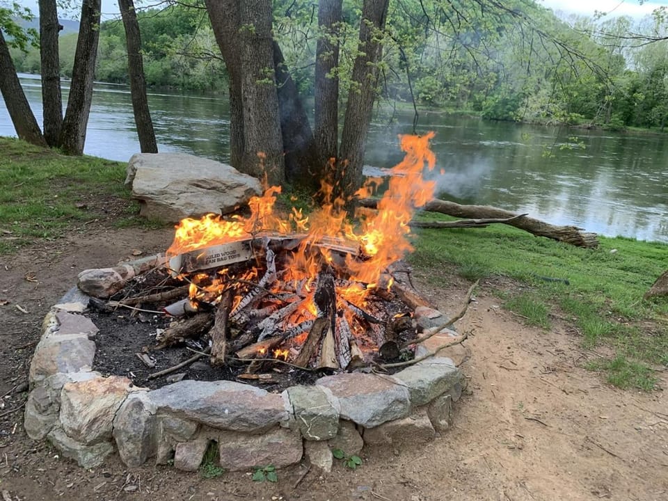 Bear Valley - Riverfront, Starlink WiFi & Hot Tub House in Shenandoah Valley